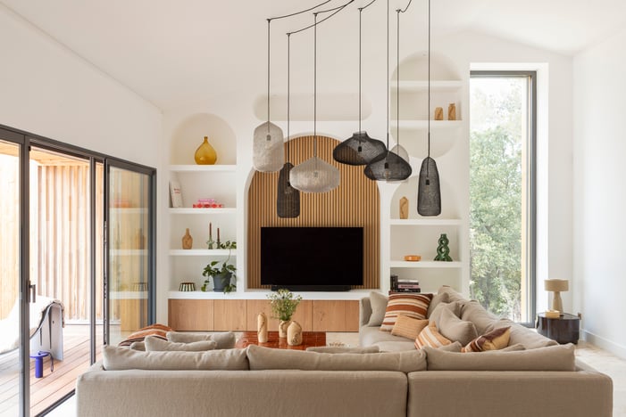 Salon dans une maison à l'esprit méditerranéen, niches et meuble TV 