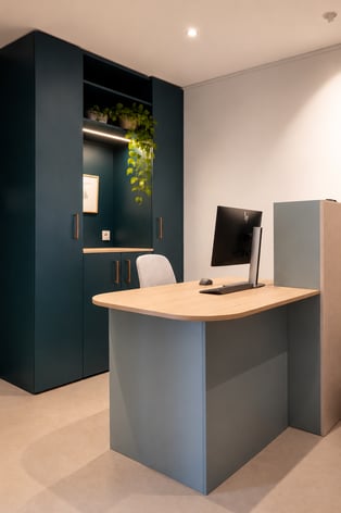 Bureau façades bleus clair et plan de travail bois, avec meuble rangements sur mesure derrière bleu foncé
