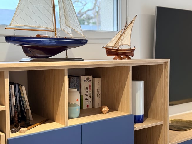 Chaque niche devient un écrin — pour les livres, les objets, les souvenirs.