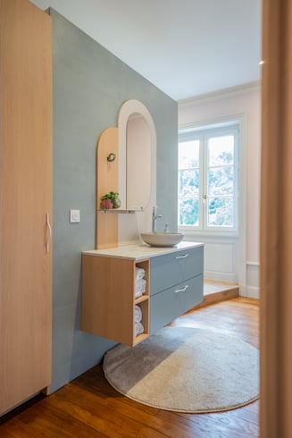 Salle de douche avec meuble vasque bois et vert d'eau