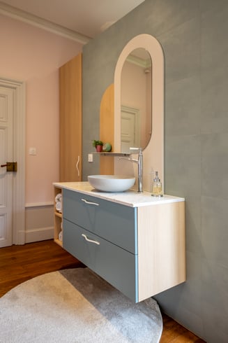 Salle de bain avec meuble vasque bois et vert d'eau