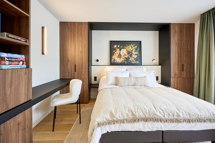 Chambre sur mesure à Deauville avec tête de lit intégrée, rangements et bureau suspendu