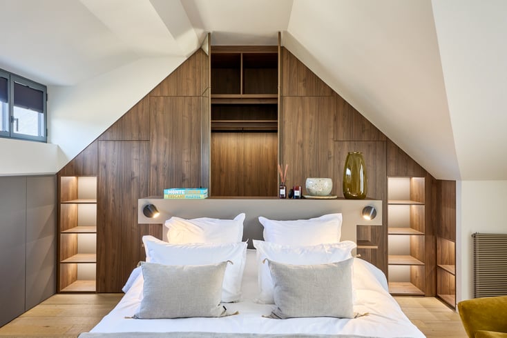 Tête de lit sur mesure avec dressing intégré et rangements sous pente dans une suite parentale à Deauville