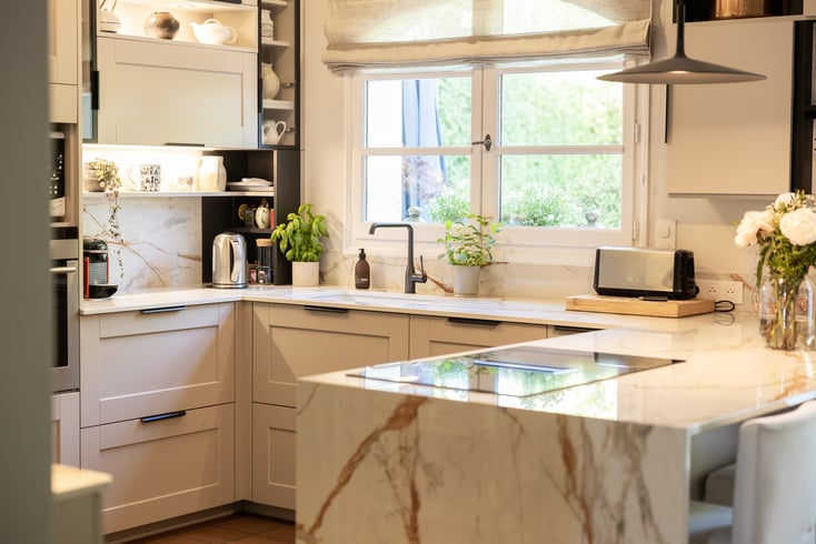 Rangements verticaux optimisés jusqu'au plafond.
