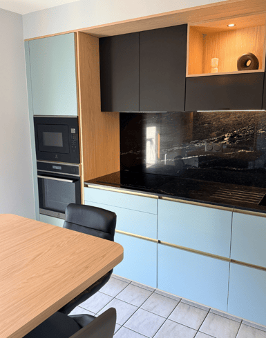 Cuisine avec colonnes et rangements hauts