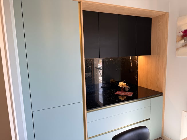 Cuisine avec colonnes et rangements hauts