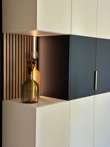 Zoom sur la niche ouverte du vaissellier blanc