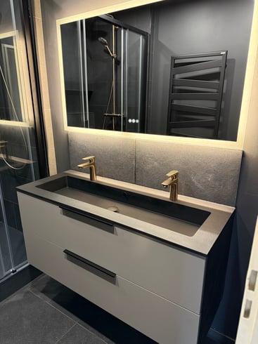 salle de bain noir profond
