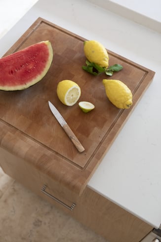 Plan de travail avec planche en bois et fruits