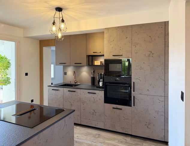 Cuisine sur mesure à Vendargues avec façades effet béton ciré, rangements toute hauteur et électroménagers intégrés