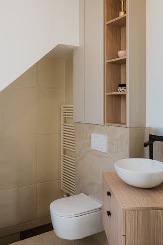 Meuble vasque en bois, niches ouvertes et rangements intégrés dans une salle d’eau à Caen. Meuble vasque en bois, niches ouvertes et rangements intégrés dans une salle d’eau à Caen.