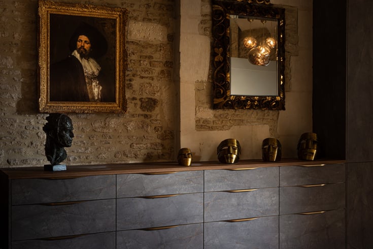 Commode sur mesure, miroir et objets décoratifs dans une chambre à Saint-Contest.