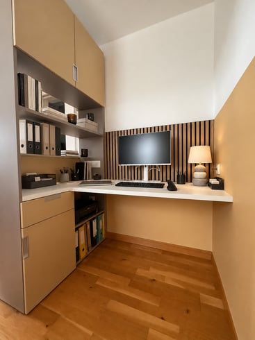 Vue sur l'ordinateur et les rangements du bureau