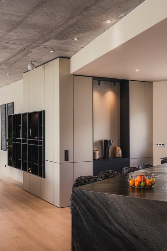 agencement sur toute hauteur avec rangements intégrés dans un espace contemporain