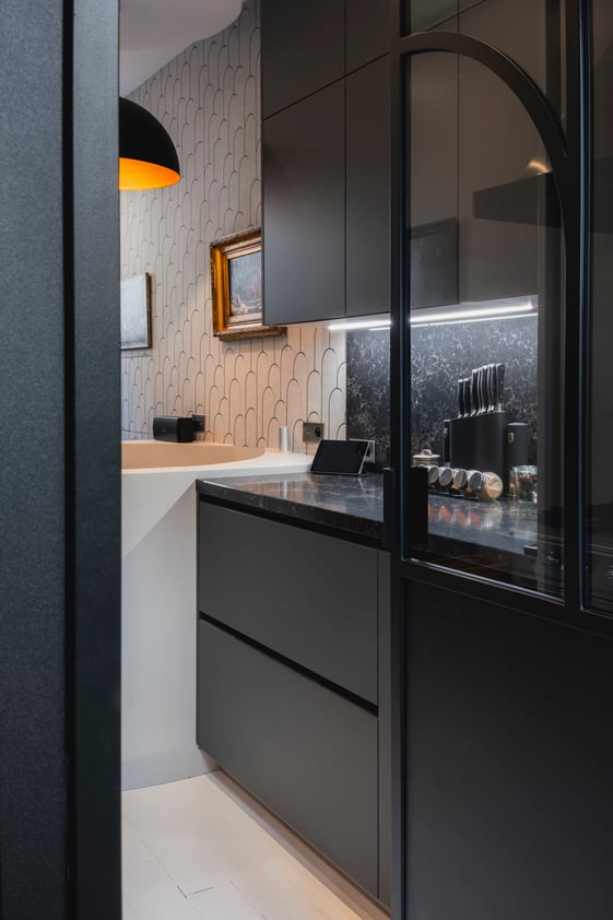 Cuisine sur-mesure haut de gamme et verrière intégrée dans un appartement haussmannien à Deauville