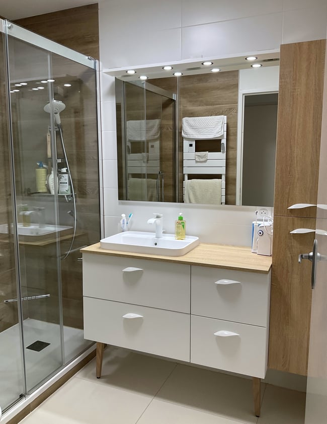 Rénovation complète pour cette salle d'eau à l'esprit Scandinave. Rénovation complète pour cette salle d'eau à l'esprit Scandinave.
