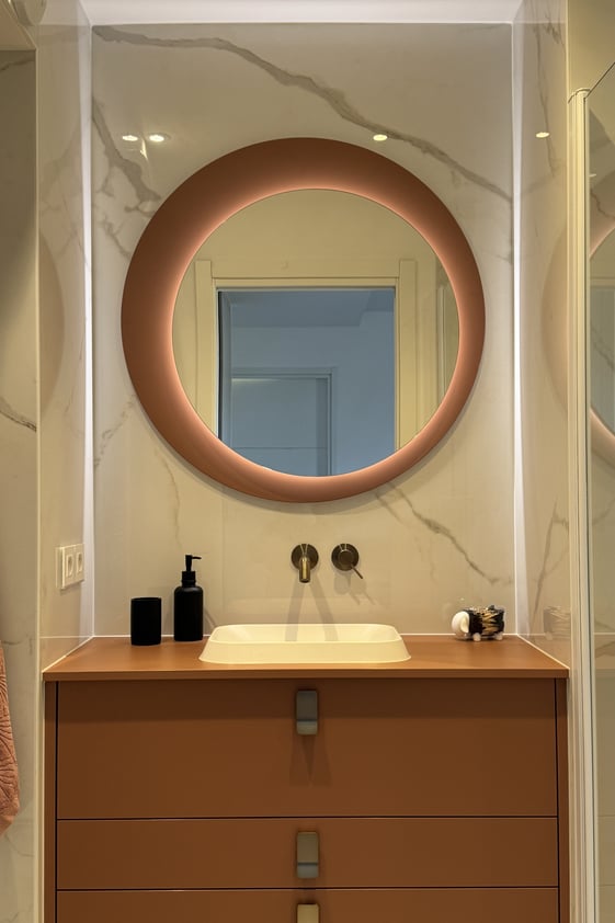 Vue d'une nouvelle perspective sur le meuble vasque de la salle de bain