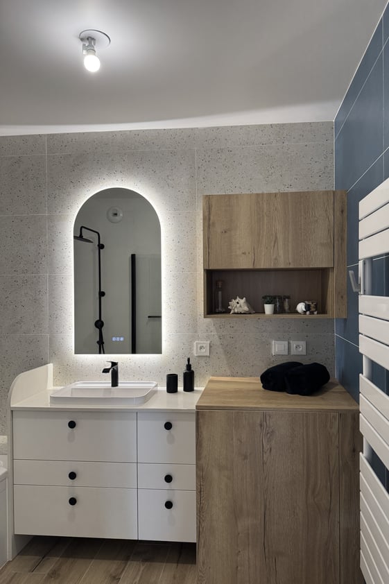 Vue de face de la salle de bain chêne terrazzo et bleu