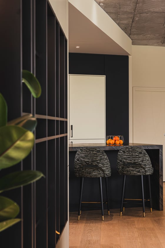 agencement sur toute hauteur avec rangements intégrés dans un espace contemporain