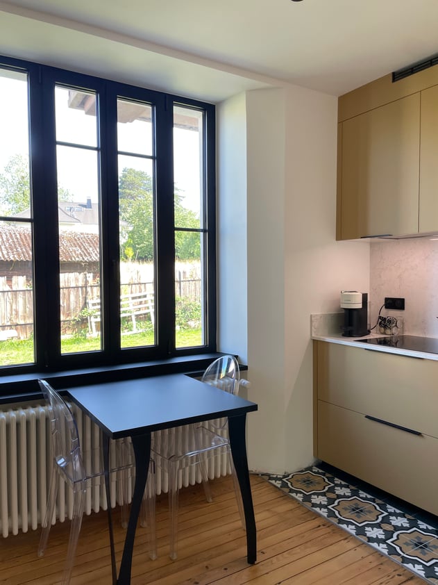 Cuisine sur mesure contemporaine en finition Camel verni avec plan de travail et crédence marbrée clair à Saverne