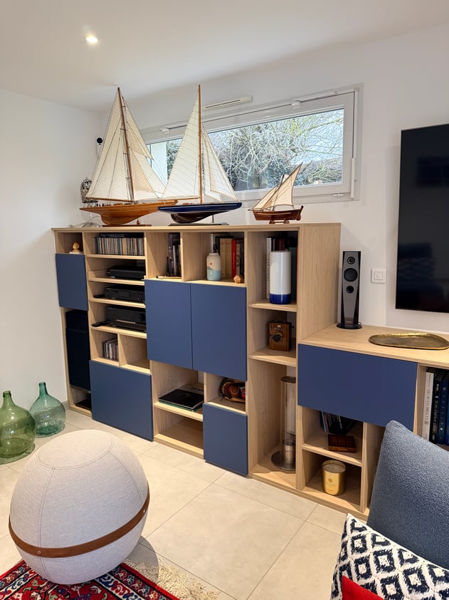 Une bibliothèque sur mesure pour un intérieur sur mesure.