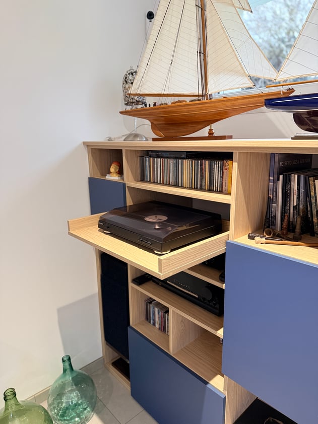 Un tiroir coulissant pensé pour accueillir la platine — le détail qui change tout.