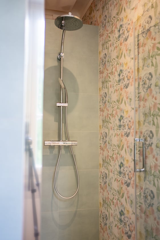 Douche carrelé vert d'eau et motif fleurie