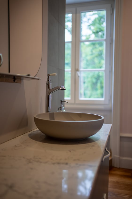 Meuble vasque bol sur un plan effet marbre