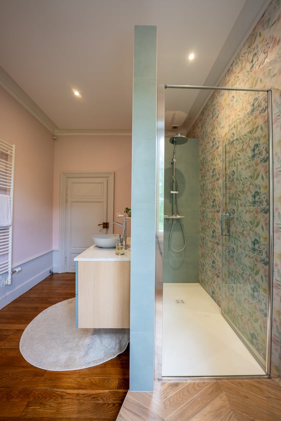 Salle de bain avec meuble et douche vert bois