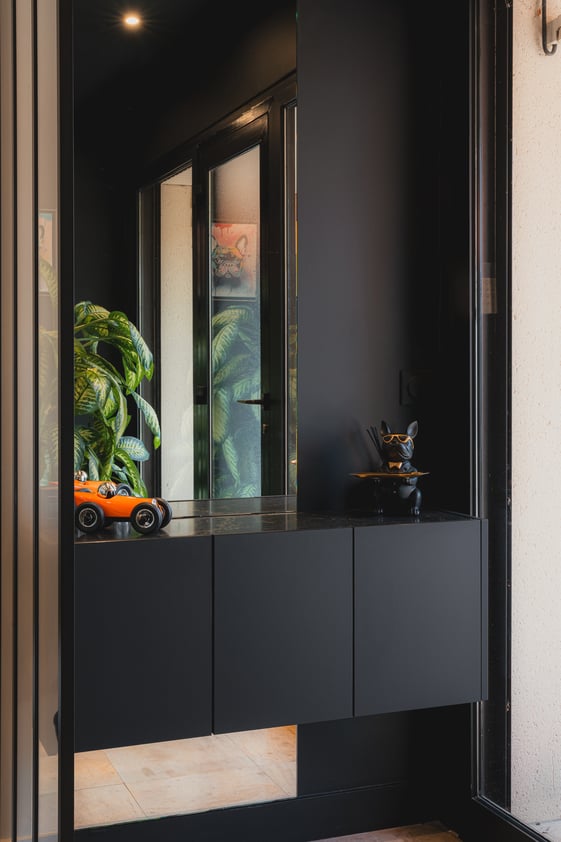 Meuble d’entrée suspendu sur mesure avec miroir intégré et finitions noires réalisé par PERENE Caen.