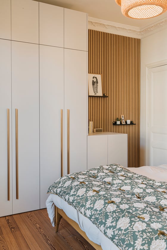 Dressing sur mesure blanc avec poignées bois intégré dans une chambre contemporaine à Caen, réalisation PERENE.