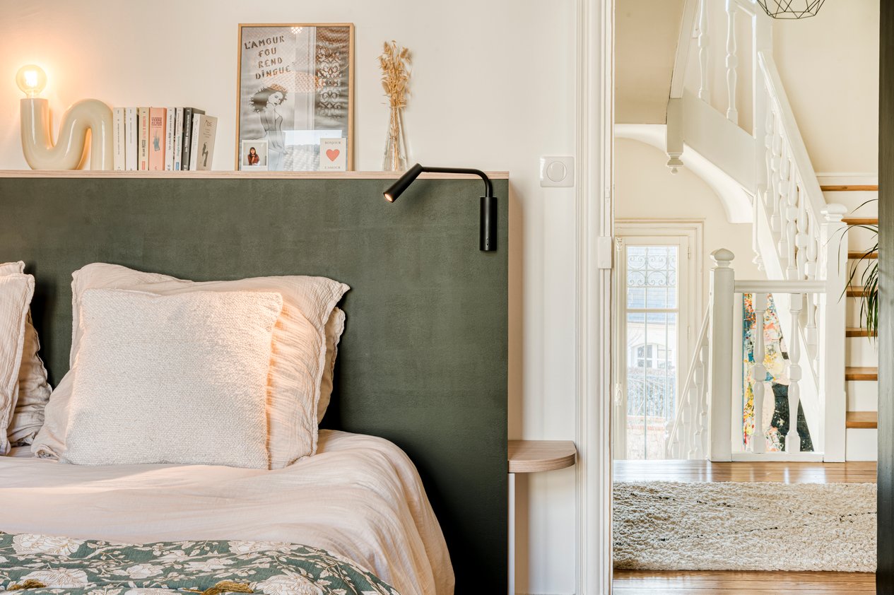 Tête de lit sur mesure avec chevets intégrés dans une chambre contemporaine réalisée par PERENE à Caen.