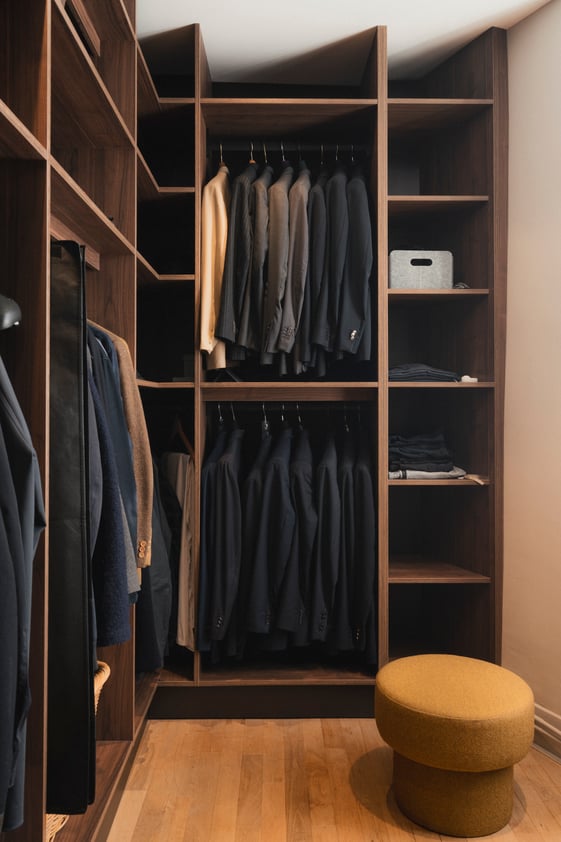 Aménagement dressing avec doubles penderies et étagères sur mesure.