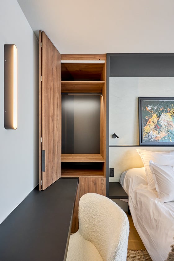 Rangement intégré sur mesure dans une chambre contemporaine réalisée à Deauville