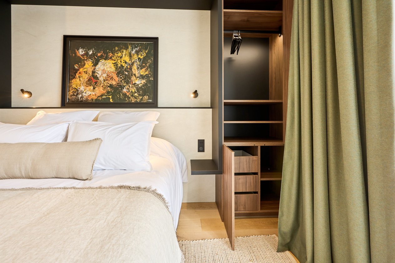 Placard intégré sur mesure en noyer dans une chambre contemporaine à Deauville