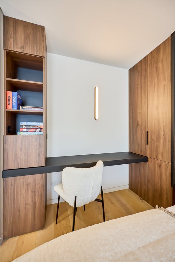 Bureau sur mesure intégré entre deux rangements dans une chambre à Deauville