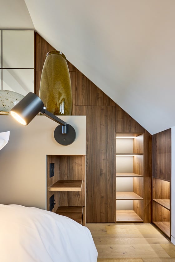 Rangements sous pente sur mesure dans une suite parentale contemporaine à Deauville