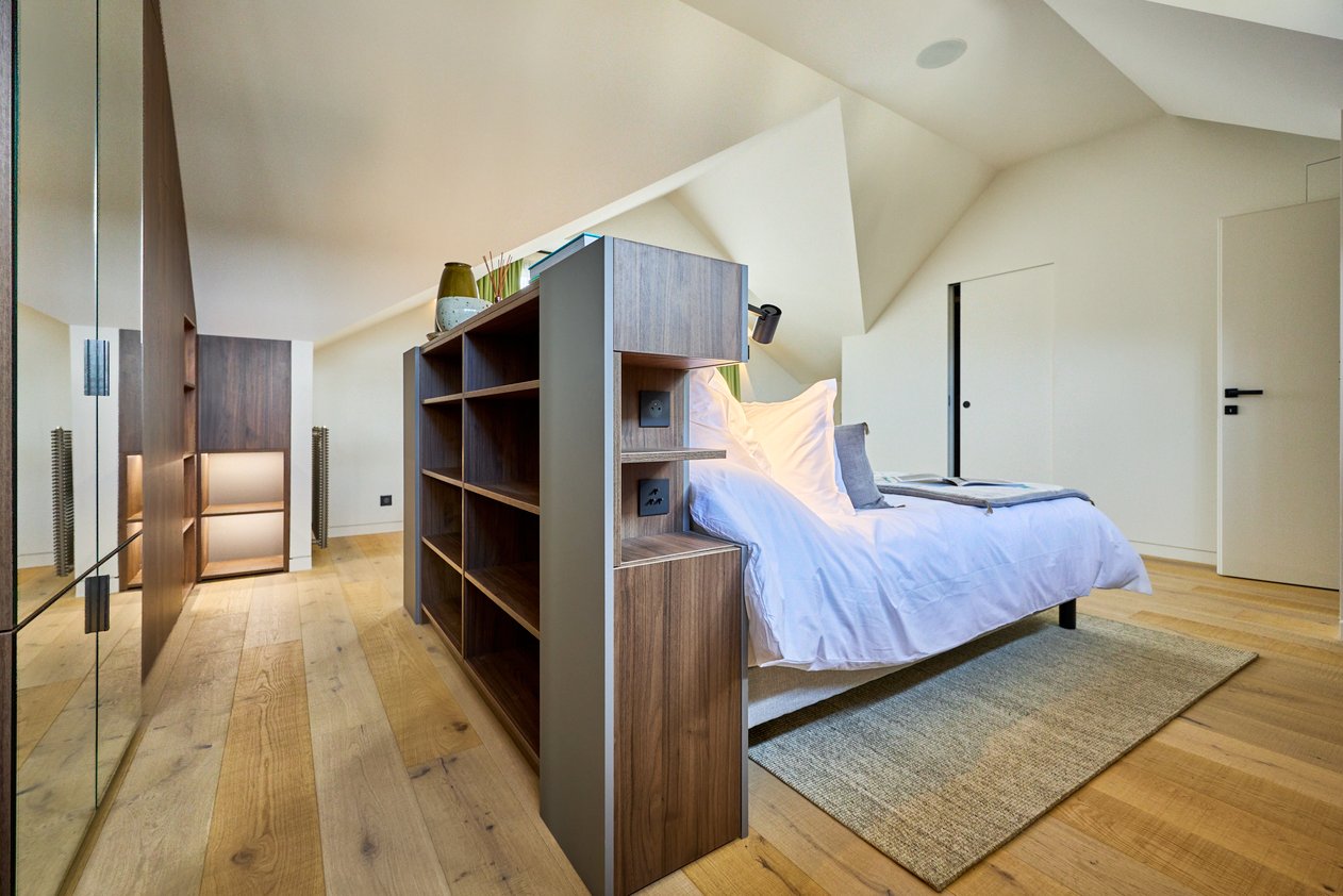 Suite parentale sur mesure avec bibliothèque, dressing intégré et rangements sous pente à Deauville