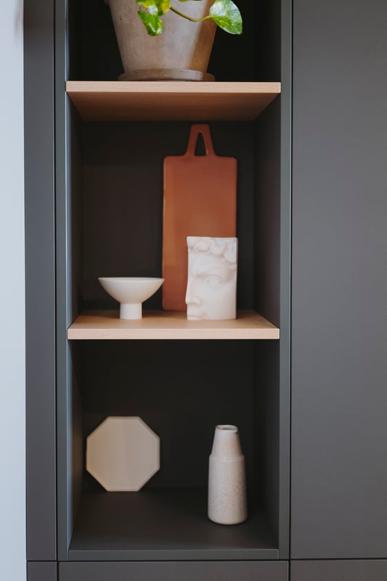 Détail sur les niches étagères du meuble sur mesure de la cuisine partagée en chêne Détail sur les niches étagères du meuble sur mesure de la cuisine partagée en chêne