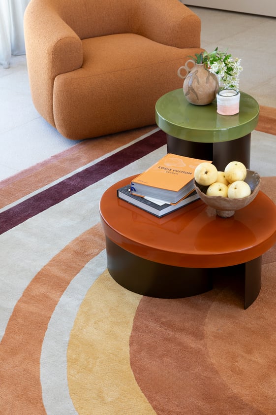 Salon détail tapis, tables et fauteuil colorés