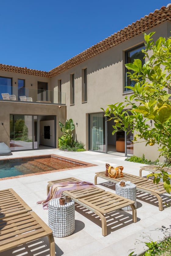 Villa vue de l'extérieur avec transats et piscine