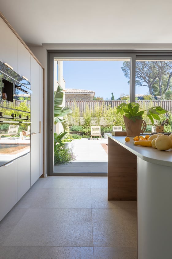 Vue de l'extérieur de la villa depuis la cuisine 