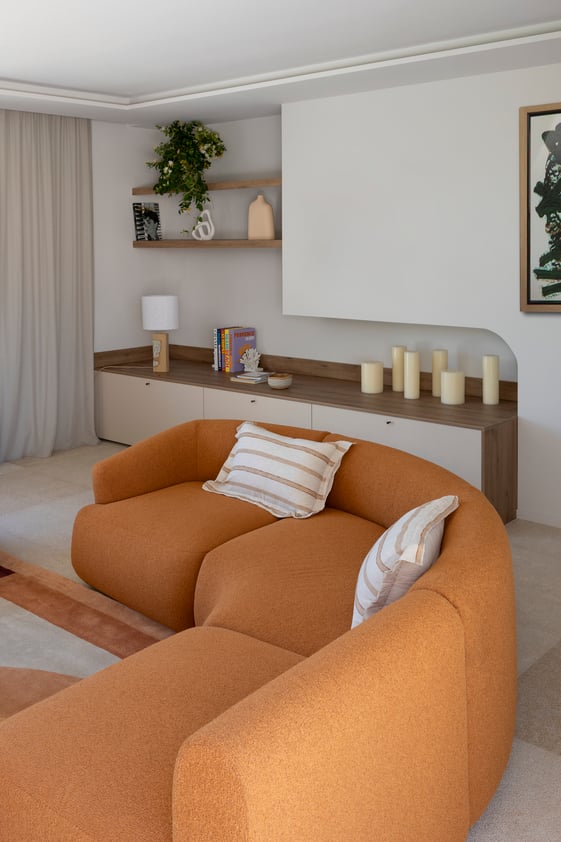 Living avec canapés et meubles courbes