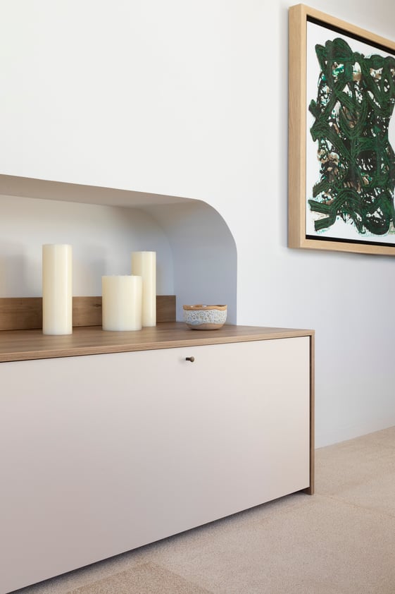 Meuble sur mesure courbe avec décoration