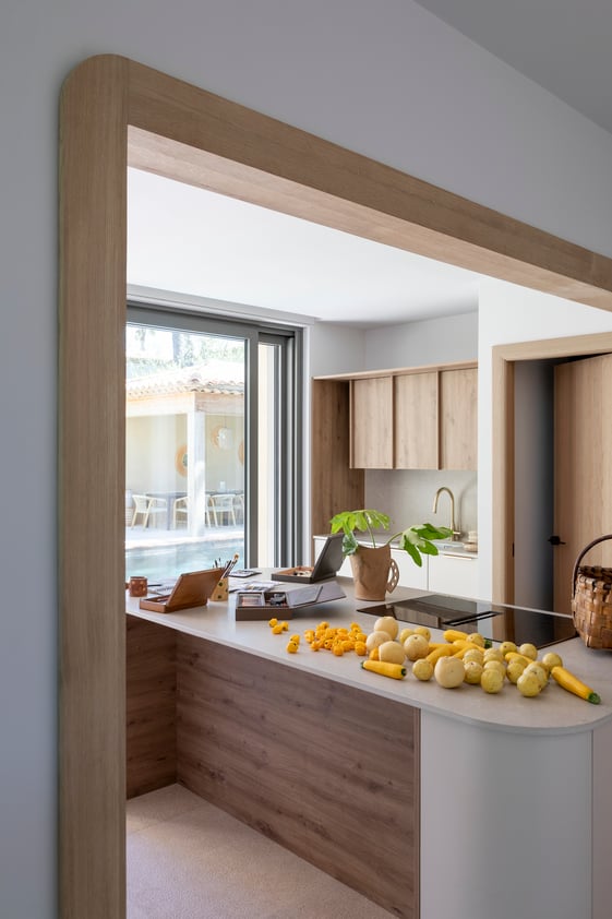 Cuisine ilot central avec vue sur l'extérieur 
