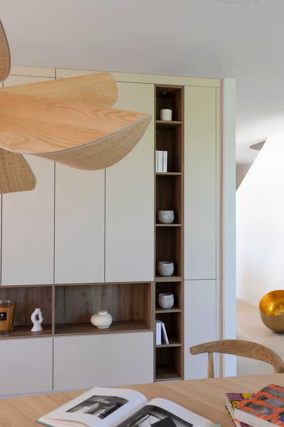 Living avec rangements blanc