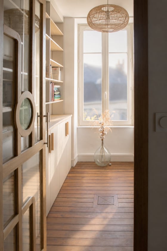 Jeu de courbes et de géométries emblématiques du style Art déco.
