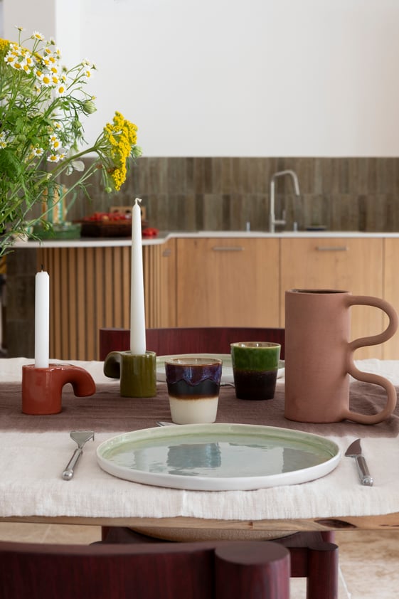 Détail vaisselle et décoration artisanales 