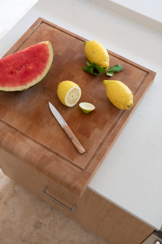 Plan de travail avec planche en bois et fruits