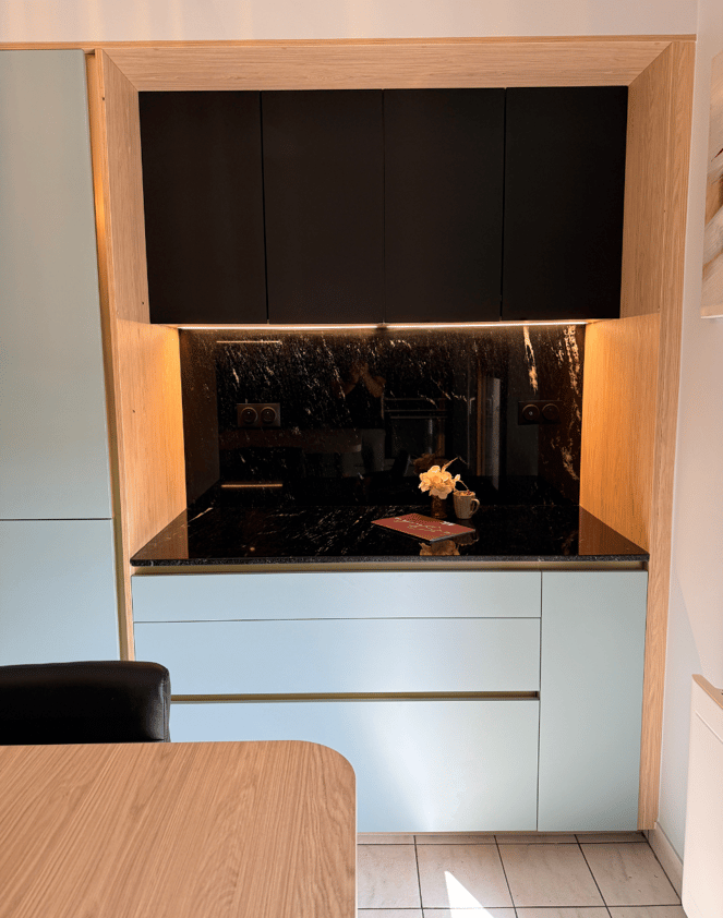 Cuisine avec colonnes et rangements hauts